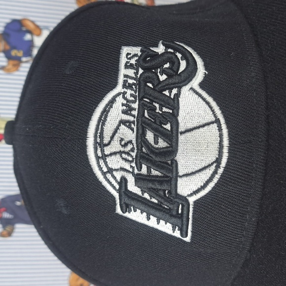 Mitchell & Ness Los Angeles Lakers raised embroidery black & grey snapback hat - Picture 5 of 8